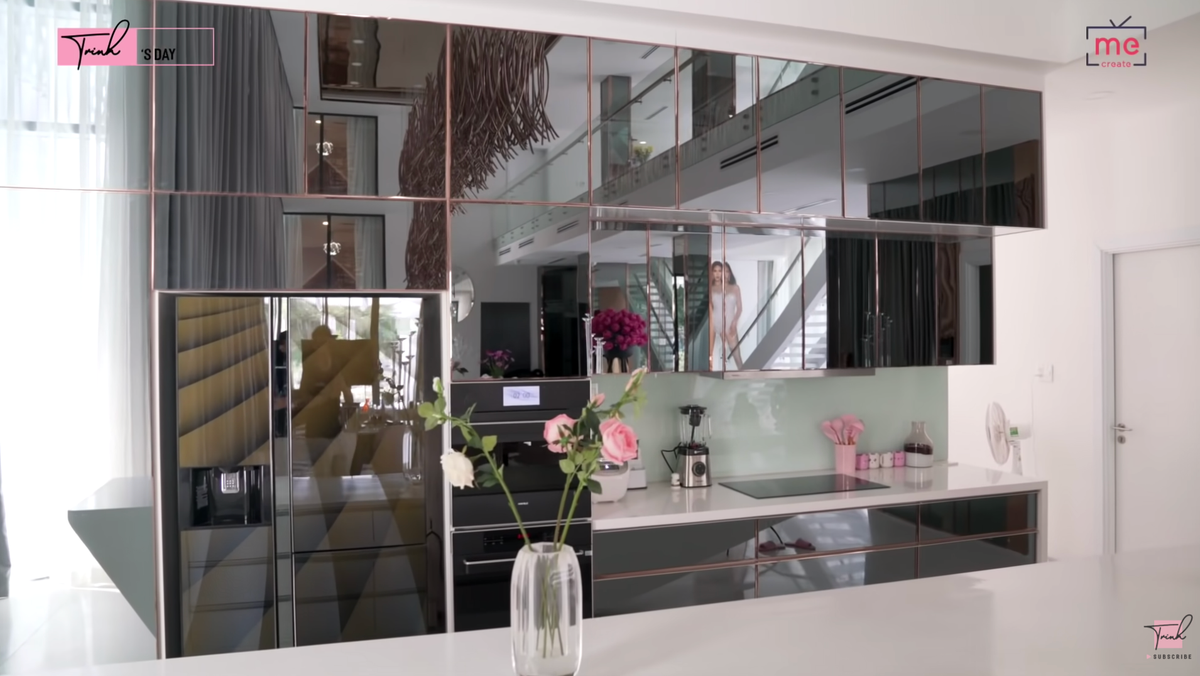 Khu bếp nhà Ngọc Trinh được đổi thành màu đen thay vì màu trắng như ban đầu để đồng bộ với loạt đồ nội thất. Ảnh chụp màn hình