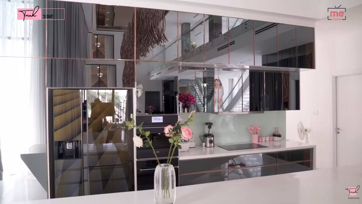 Khu bếp nhà Ngọc Trinh được đổi thành màu đen thay vì màu trắng như ban đầu để đồng bộ với loạt đồ nội thất. Ảnh chụp màn hình