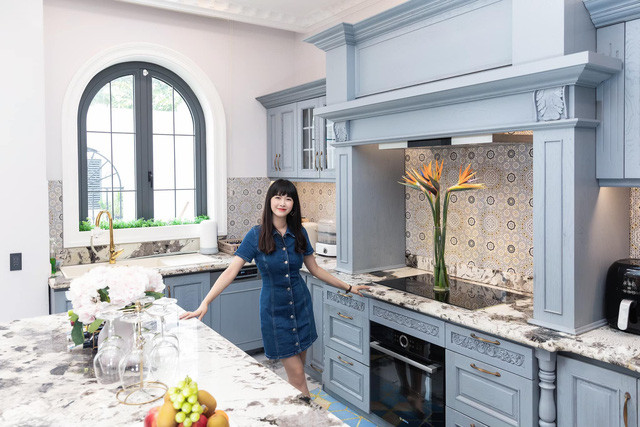  Căn bếp thiết kế theo phong cách tân cổ điển với gam màu trang nhã, không sợ lỗi mốt. Ảnh: FBNV