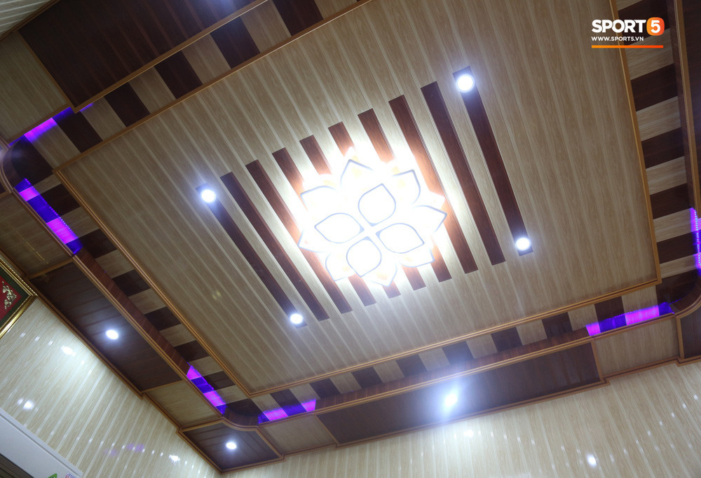 Trần nhà được lắp đèn khá hiện đại. Ảnh: Sport5.
