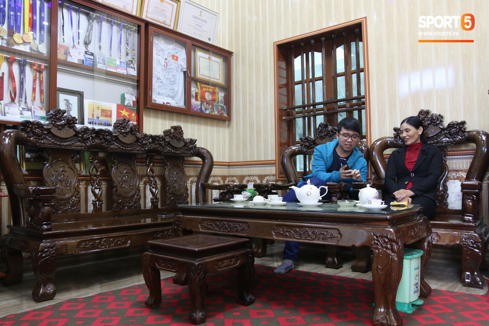 Đây là bộ bàn ghế gỗ Văn Hậu "tậu" về nhà với giá 36 triệu đồng. Ảnh: Sport5.