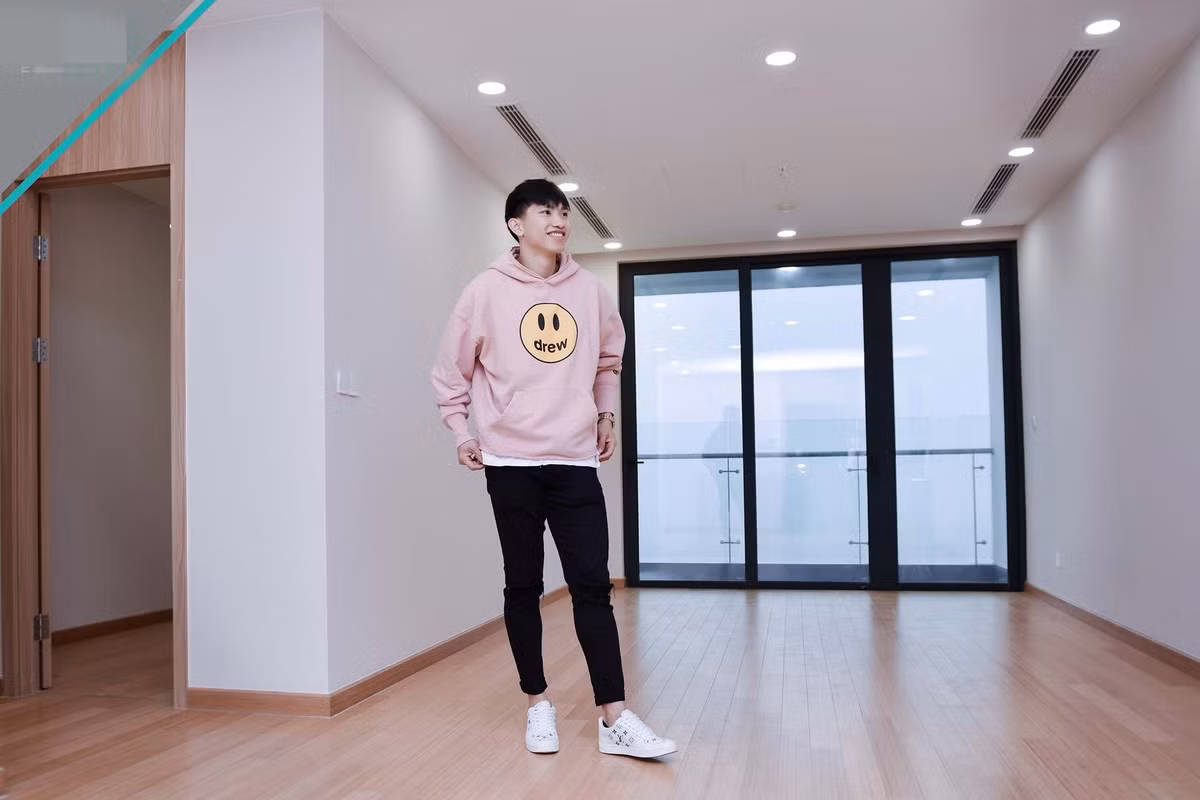 Ở tuổi 22, Văn Hậu đã sở hữu xe sang, nhà riêng, cùng hàng loạt thành công lớn nhỏ trong sự nghiệp cầu thủ. Ảnh: The Zei