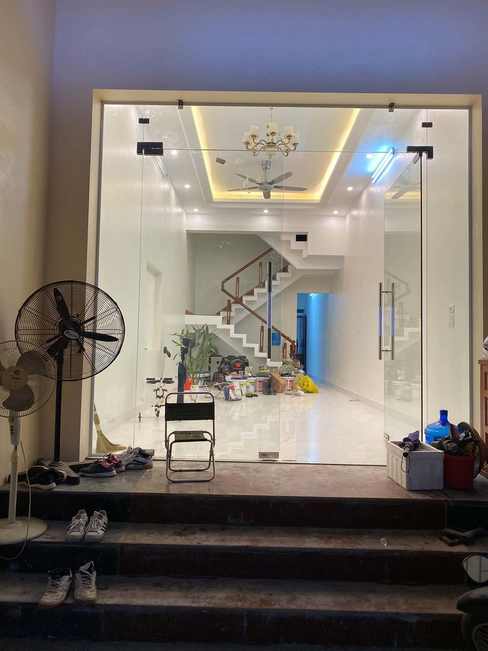 Nhà có tông màu trắng sang trọng, diện tích rộng rãi và đang trong quá trình hoàn thành. Ảnh: FBNV