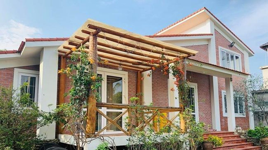 Ngoài ra, nam diễn viên còn sở hữu một căn biệt thự nhà vườn rộng tới 1.300 m2 ở ngoại thành Hà Nội để làm nơi nghỉ dưỡng cho cả gia đình. Ảnh: Vietnamnet