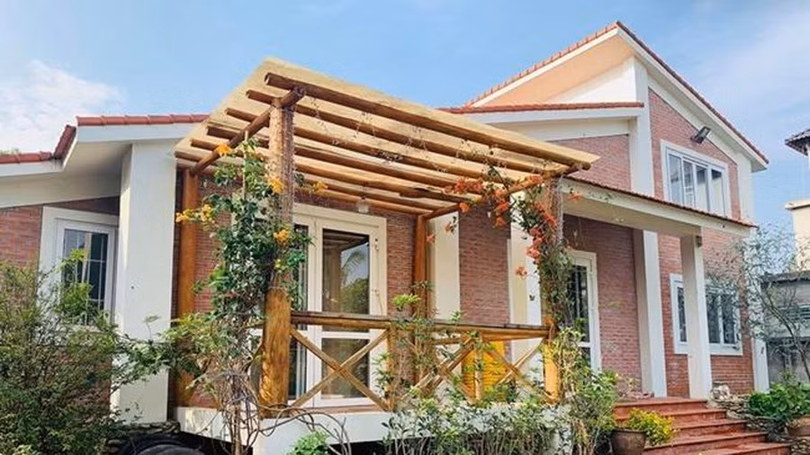 Ngoài ra, nam diễn viên còn sở hữu một căn biệt thự nhà vườn rộng tới 1.300 m2 ở ngoại thành Hà Nội để làm nơi nghỉ dưỡng cho cả gia đình. Ảnh: Vietnamnet