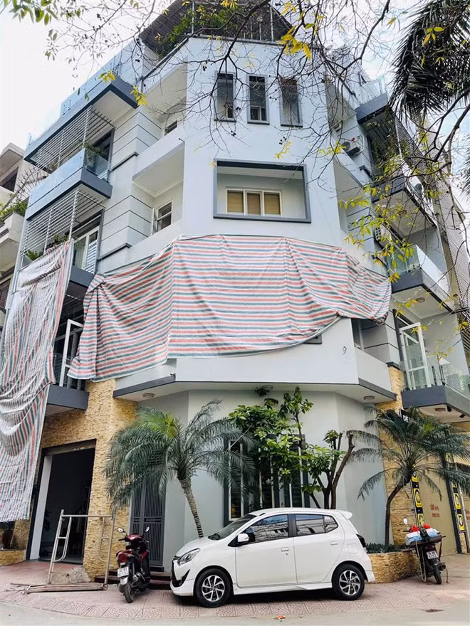 Trong khi đó, nam diễn diên Hồng Đăng sở hữu căn nhà mặt phố 5 tầng khang trang giữa trung tâm Hà Nội. Ảnh: FBNV