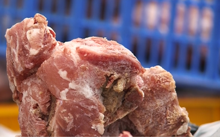 Thịt lợn tươi thường có mùi tanh nhẹ, không hôi. Thế nhưng, nếu bạn đưa thịt lên mũi ngửi thấy mùi tanh nồng, mùi ôi rõ rệt... thì tốt nhất không mua về ăn bởi rất có thể thịt đã để lâu.