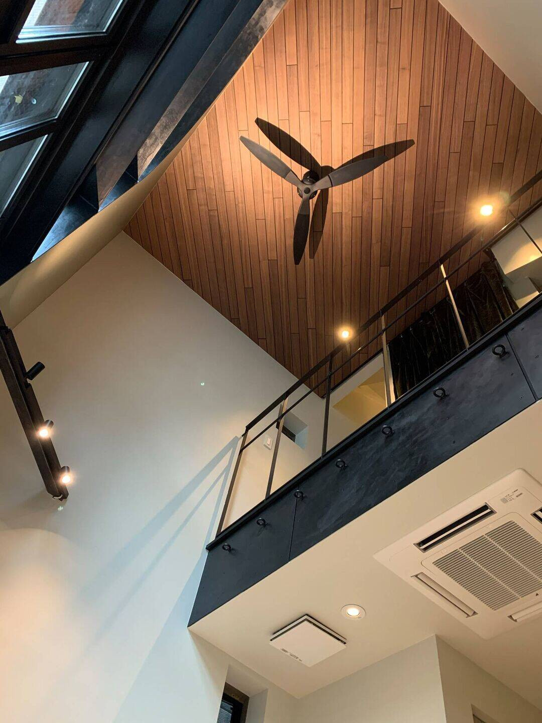 Khối nhà được dựng lên từ gỗ bằng phương pháp xây dựng truyền thống. Tuy nhiên, do con đường phía trước khá hẹp, nếu xảy ra hỏa hoạn, việc cứu hỏa sẽ gặp nhiều khó khăn.