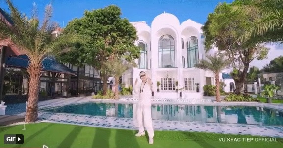 Cuối tháng 6 cơ ngơi được hoàn thành với 15 nhà thầu, hơn 100 công nhân và chi phí đắt đỏ.