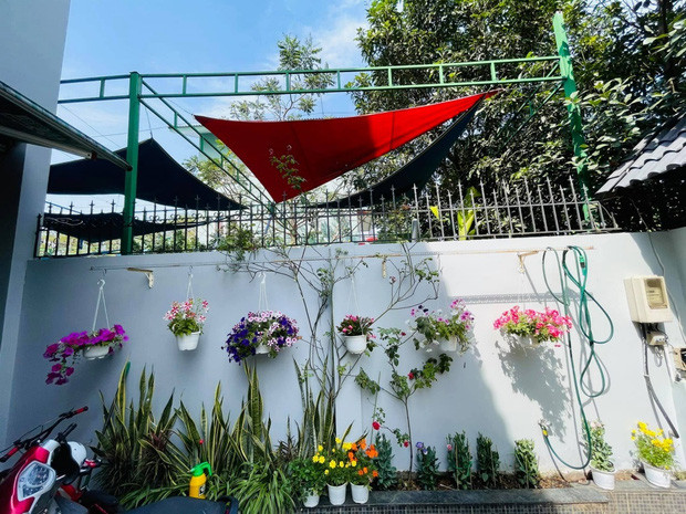 Tại đây, Mạc Văn Khoa trồng nhiều cây xanh, hoa nhiều màu sắc trang trí.