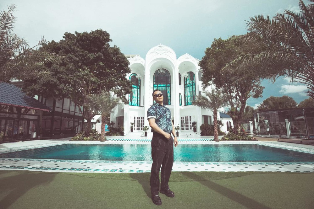 Nửa đầu năm 2021, Vũ Khắc Tiệp khiến cộng đồng mạng không khỏi trầm trồ khi xây dựng căn biệt thự 1.800m2 hoành tráng bên sông Sài Gòn.