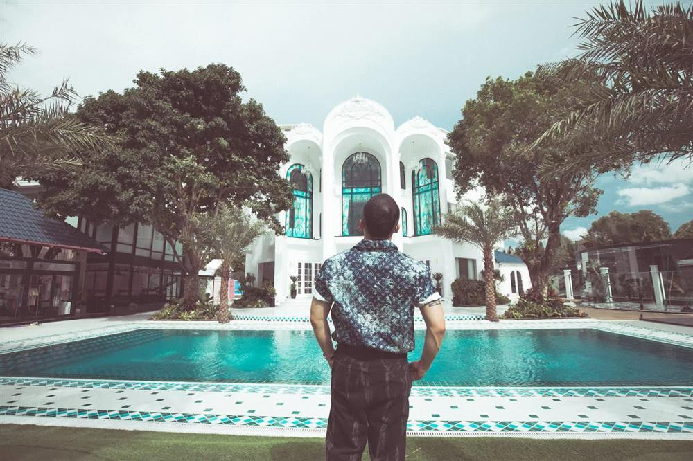 Tuy nhiên, có nhiều tin đồn cho rằng Vũ Khắc Tiệp chỉ thuê đất chứ không phải là chủ sở hữu cơ ngơi hoành tráng này. Trước tin đồn này, ông bầu chia sẻ giá thuê mùa dịch của biệt thự là 25 triệu/tháng.