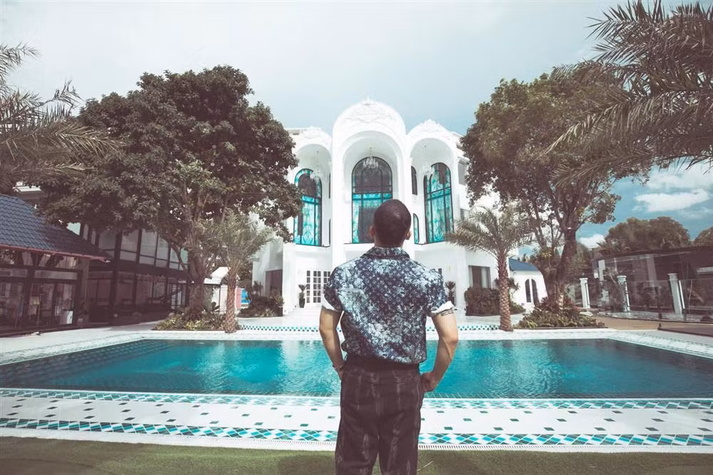 Tuy nhiên, có nhiều tin đồn cho rằng Vũ Khắc Tiệp chỉ thuê đất chứ không phải là chủ sở hữu cơ ngơi hoành tráng này. Trước tin đồn này, ông bầu chia sẻ giá thuê mùa dịch của biệt thự là 25 triệu/tháng.