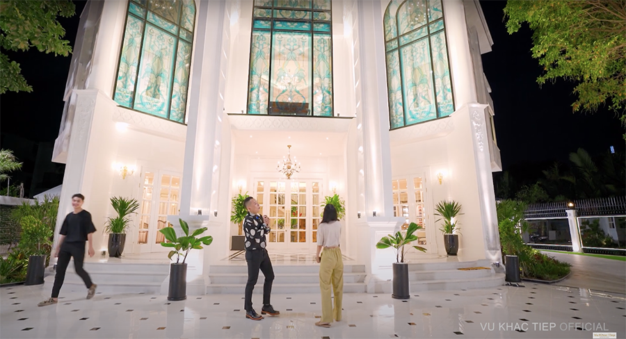 Từ ngoài nhìn vào, biệt thự có màu trắng, xung quanh là sân golf, hồ bơi, sân vườn với view sông Sài Gòn cực đẹp.