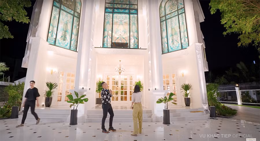 Từ ngoài nhìn vào, biệt thự có màu trắng, xung quanh là sân golf, hồ bơi, sân vườn với view sông Sài Gòn cực đẹp.