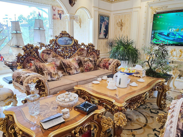 Các họa tiết trong biệt thự đều được dát vàng 24k. Ở các góc tường, hoặc trên trần nhà đều được mạ vàng từ những lá vàng nguyên chất. Ảnh: Nhadautu