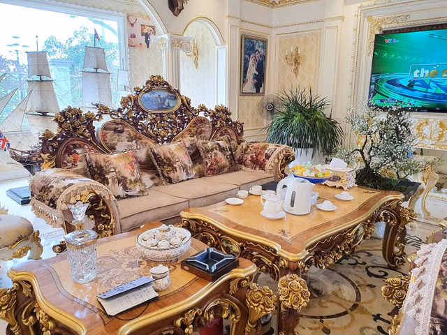 Các họa tiết trong biệt thự đều được dát vàng 24k. Ở các góc tường, hoặc trên trần nhà đều được mạ vàng từ những lá vàng nguyên chất. Ảnh: Nhadautu