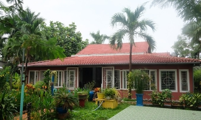 Ngôi nhà thiết kế cổ điển, kiểu mái Thái và có tông đỏ nâu chủ đạo. Ảnh: Ngoisao