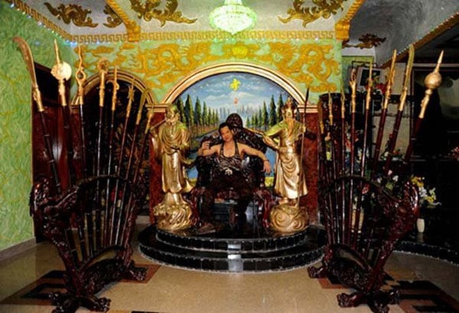  Biệt thự của Ngọc Sơn gồm 4 tầng trông vô cùng bề thế, có thiết kế "độc" và "dị", không giống bất cứ ai trong showbiz Việt. Ảnh: Vietnamnet