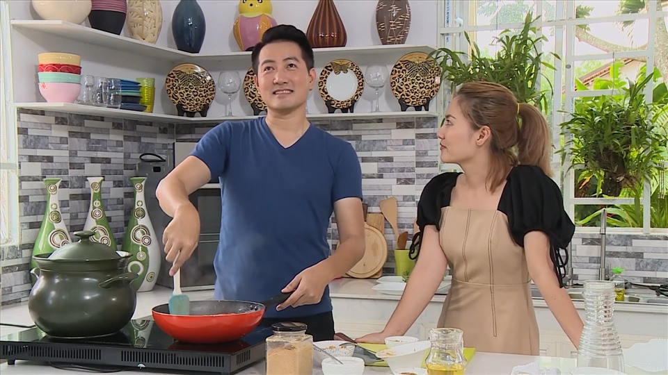 Căn bếp thiết kế tối giản với các vật dụng nấu bếp cần thiết. Ảnh: Lao động