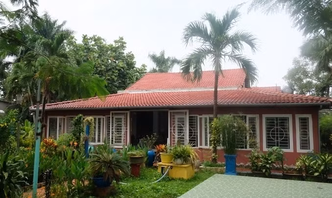 Ngôi nhà thiết kế cổ điển, kiểu mái Thái và có tông đỏ nâu chủ đạo. Ảnh: Ngoisao