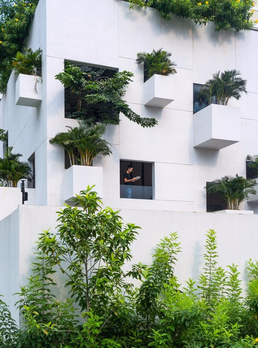 Sài Gòn là thành phố có mật độ công trình, xe cộ và con người dày đặc. Cùng đó là sự tắc nghẽn giao thông và thiếu không gian cho những mảng xanh.