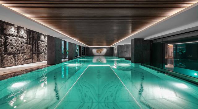 Bể bơi thiết kế dưới tầng hầm, rộng ngút ngàn.