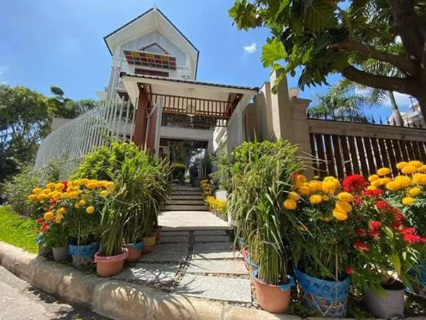 Sau khi kết hôn với doanh nhân Ngọc Tiền, diễn viên Quý Bình dọn về sống tại căn biệt thự ở quận 7 (TP HCM). Căn nhà được Quý Bình xây từ năm 2019 để chuẩn bị cho cuộc sống hôn nhân. Ảnh: Lao động