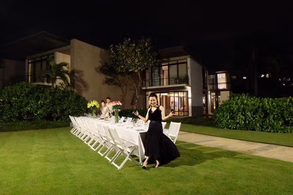 Đó là căn biệt thự 2 tầng kiểu nhà vườn. Toàn bộ không gian phía trước là không gian mở với phần sân vườn rất rộng, có thể dùng làm nơi tổ chức tiệc. Ảnh: Vietnamnet