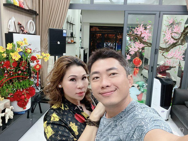 Sau khi tái hôn với người vợ doanh nhân giàu có, cuộc sống của Kinh Quốc như sang một trang mới. Ảnh: Internet