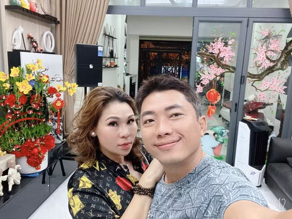 Sau khi tái hôn với người vợ doanh nhân giàu có, cuộc sống của Kinh Quốc như sang một trang mới. Ảnh: Internet