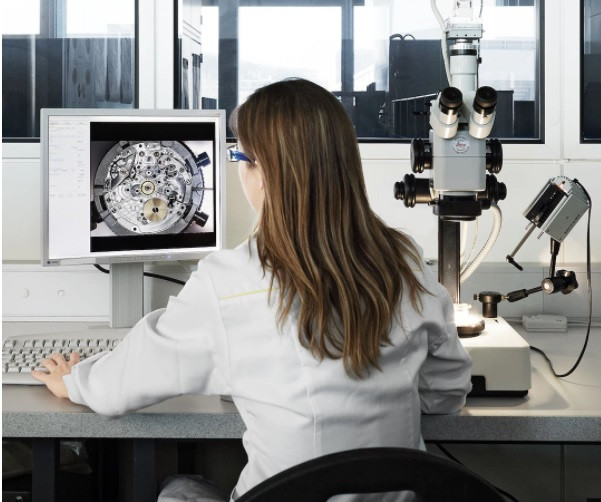 Để đảm bảo đáp ứng đủ kỳ vọng cao của khách hàng, mọi chiếc đồng hồ Rolex đều phải trải qua quy trình kiểm tra chất lượng trước khi rời khỏi xưởng sản xuất của Rolex.