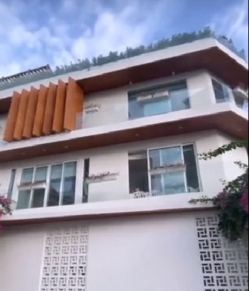 Khoảnh khắc đoàn tụ ấm cúng được một người em thân thiết của gia đình Hồ Ngọc Hà quay lại và đăng tải trên mạng xã hội.