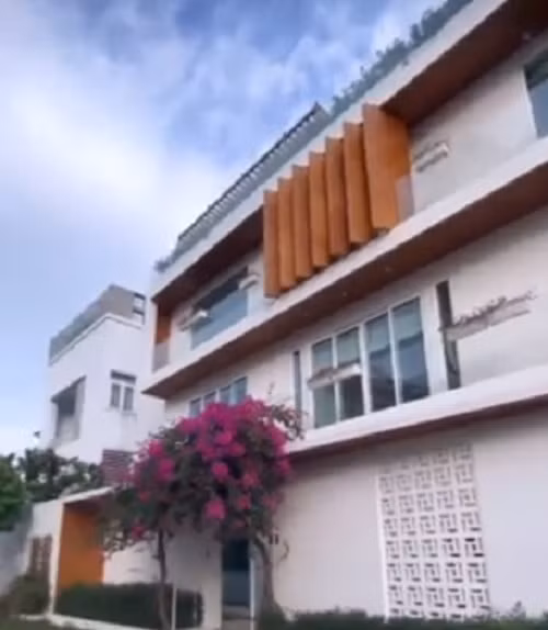 Qua đoạn clip, khán giả có cơ hội thấy mặt tiền căn biệt thự Hồ Ngọc Hà - Kim Lý đang sở hữu.