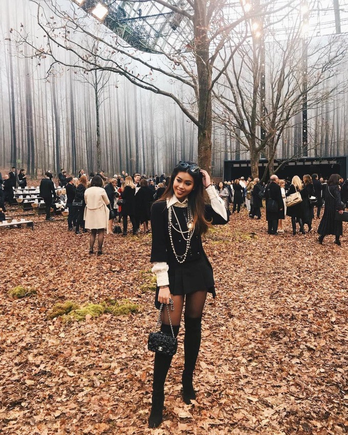 Túi Camellia đính họa tiết 3D của nhà mốt Pháp có giá 6.300 USD (144 triệu đồng). Ảnh: Ngoisao