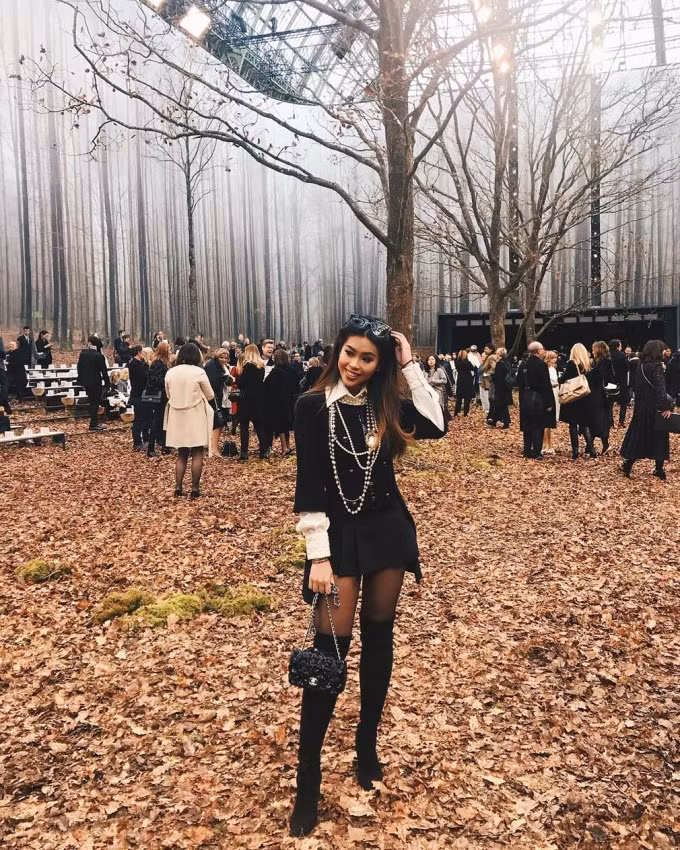 Túi Camellia đính họa tiết 3D của nhà mốt Pháp có giá 6.300 USD (144 triệu đồng). Ảnh: Ngoisao