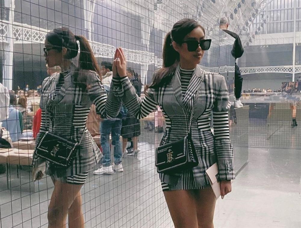 Trong một lần tham dự show Burberry thuộc khuôn khổ Tuần lễ thời trang London, Tiên Nguyễn nổi bật với chiếc túi nạm đinh trị gía 2.590 USD có gắn logo của nhà mốt này. Ảnh: Vietnamnet