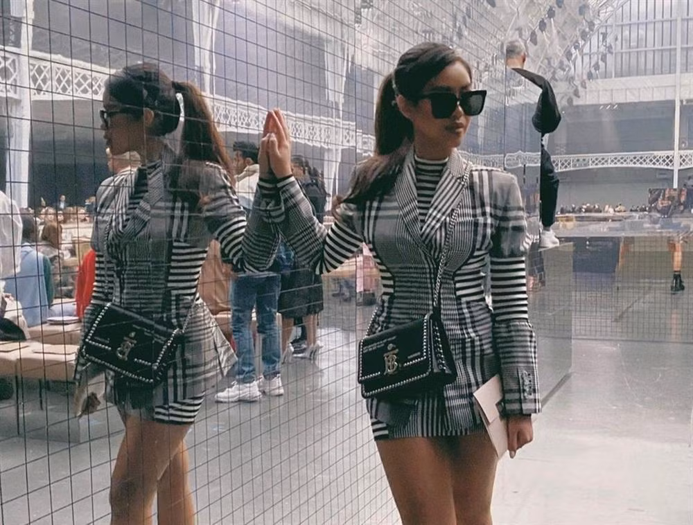 Trong một lần tham dự show Burberry thuộc khuôn khổ Tuần lễ thời trang London, Tiên Nguyễn nổi bật với chiếc túi nạm đinh trị gía 2.590 USD có gắn logo của nhà mốt này. Ảnh: Vietnamnet