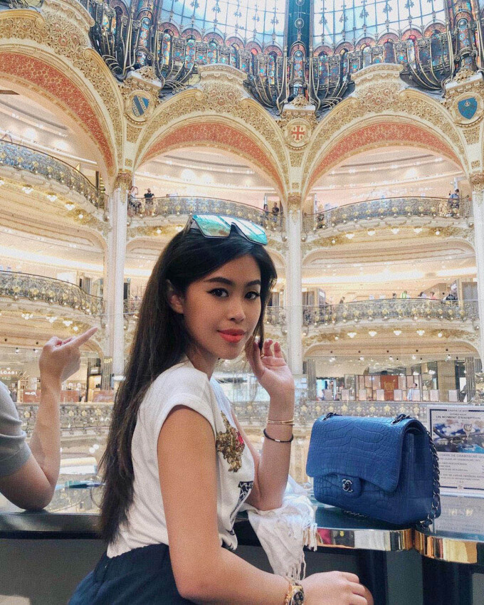 Túi Chanel cổ điển với chất liệu da cá sấu có giá tới vài trăm triệu đồng. Ảnh: Ngoisao