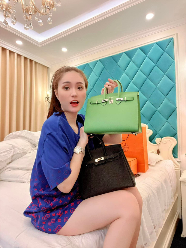 Cũng trong tháng 12, nữ ca sĩ được chồng đại gia tặng cho 2 chiếc túi Hermes. Dù không tiết lộ giá nhưng Hermes không có giá rẻ. Ảnh: FBNV