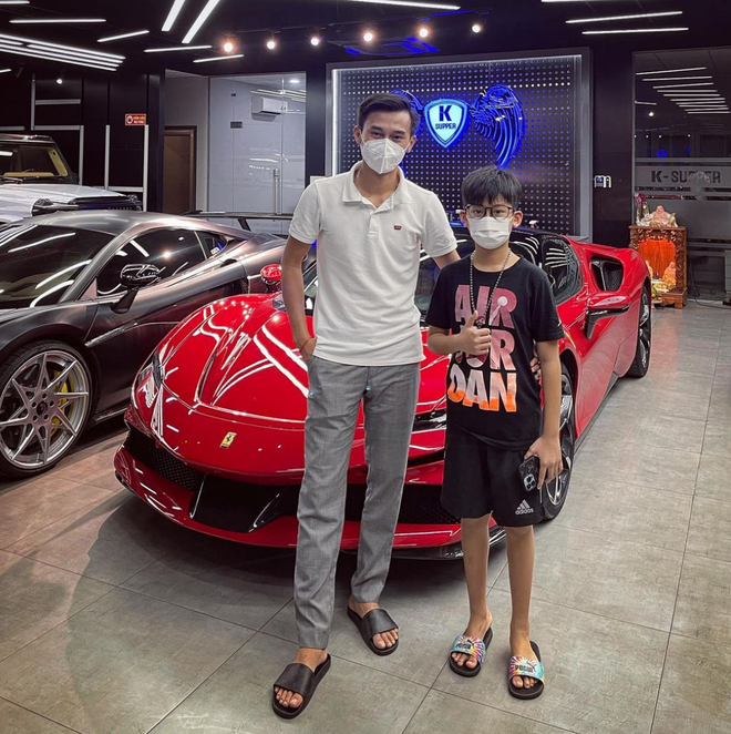 Năm qua, đại gia Đức Huy khiến dân tình trầm trồ khi tậu 2 chiếc xe có giá gần 70 tỷ đồng với mục đích tặng con trai. Ảnh: FBNV