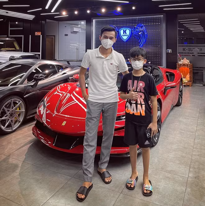 Năm qua, đại gia Đức Huy khiến dân tình trầm trồ khi tậu 2 chiếc xe có giá gần 70 tỷ đồng với mục đích tặng con trai. Ảnh: FBNV