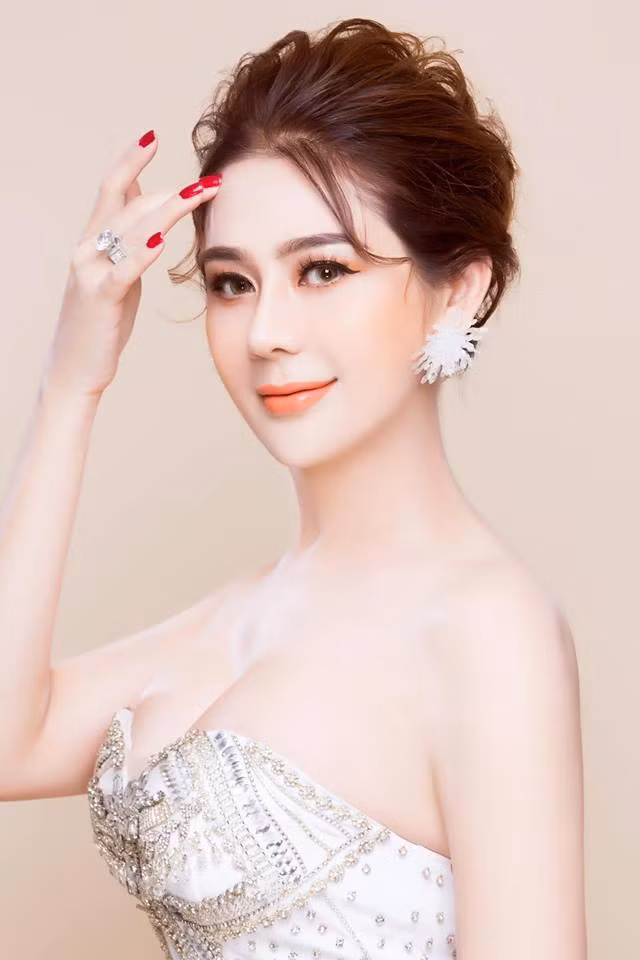 Bên cạnh đó, cô còn “đại tu” nhan sắc để đường nét trông nữ tính hơn. Tổng chi phí cho cuộc lột xác này ước tính không dưới 100.000 USD (khoảng 2 tỷ đồng). Ảnh: Internet