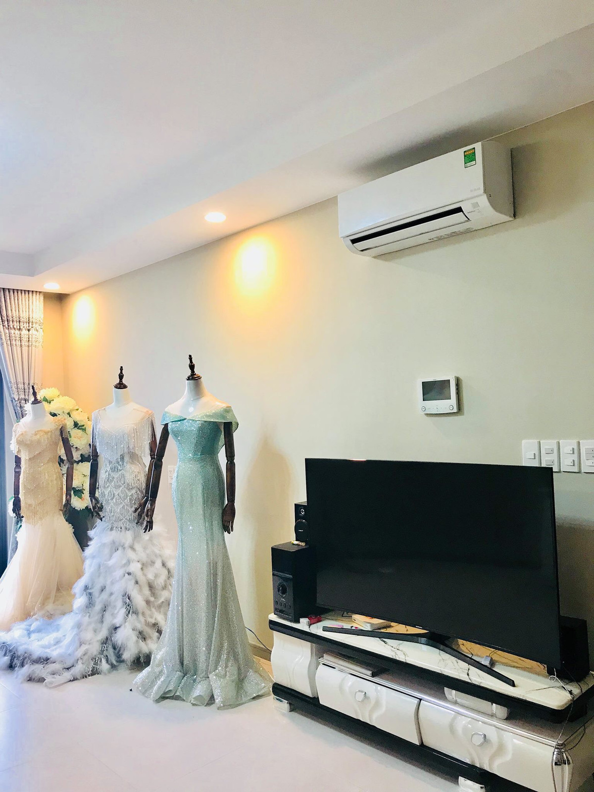 Sau khi kết hôn, Lâm Khánh và ông xã sống trong căn hộ cao cấp trị giá 5 tỷ tại quận 4. Đây là nơi ở tạm của cô trong thời gian biệt thự chính được sửa sang. Ảnh: FBNV