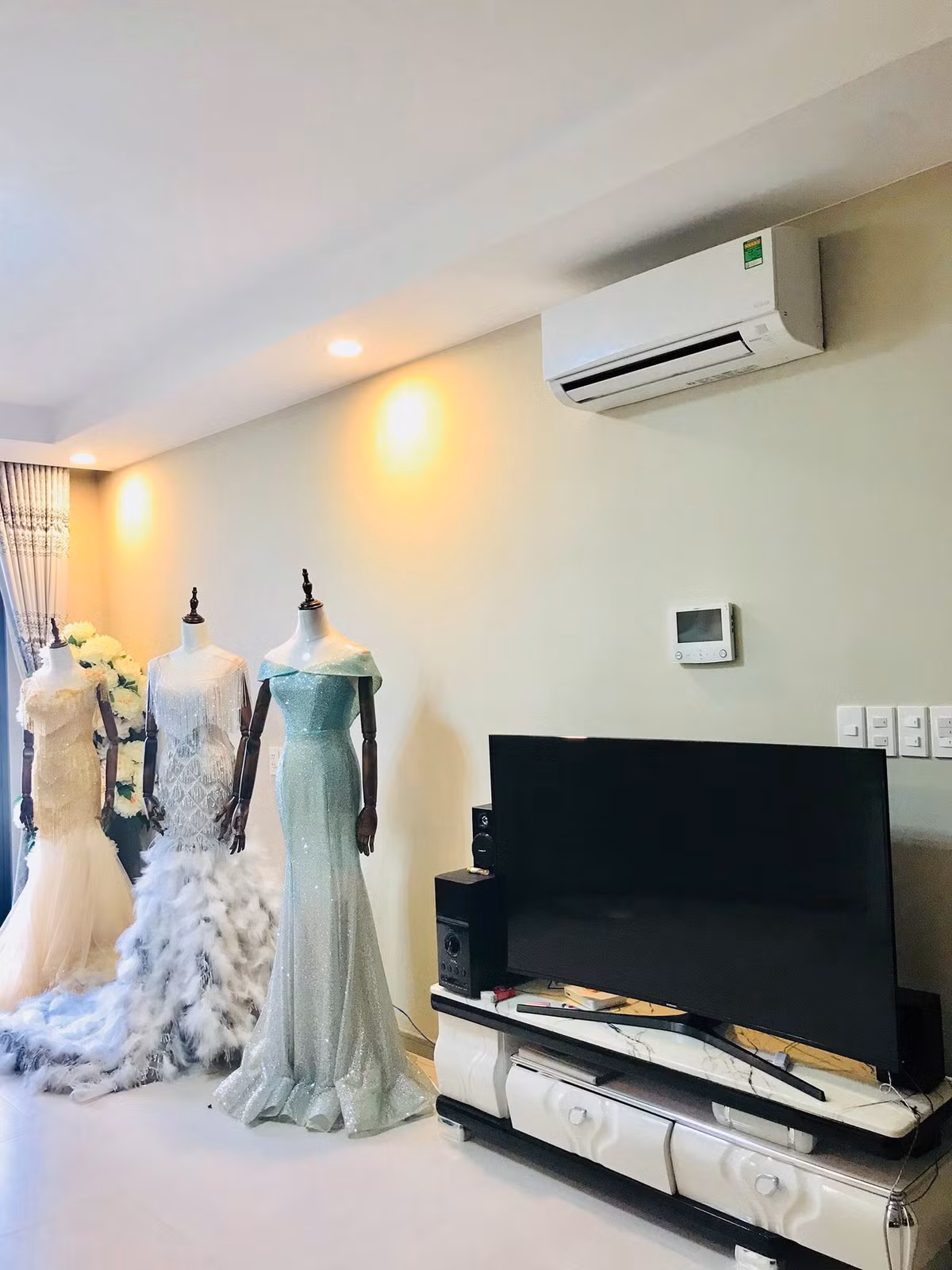 Sau khi kết hôn, Lâm Khánh và ông xã sống trong căn hộ cao cấp trị giá 5 tỷ tại quận 4. Đây là nơi ở tạm của cô trong thời gian biệt thự chính được sửa sang. Ảnh: FBNV