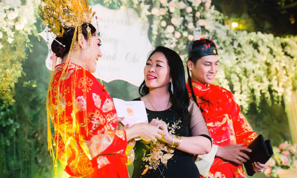 Tại lễ kỷ niệm 1 năm ngày cưới, Lâm Khánh Chi tiếp tục được mẹ chồng tặng giấy chứng nhận quyền sử dụng đất ở Vũng Tàu với diện tích 419m2. Ảnh: Pháp luật &amp; bạn đọc