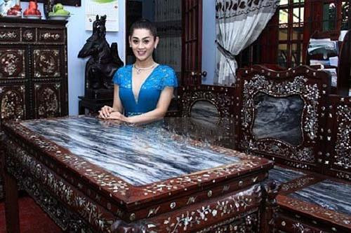 Nội thất trong biệt thự đều là gỗ quý và rất nhiều đồ cổ có giá trị. Ảnh: Pháp luật &amp; bạn đọc