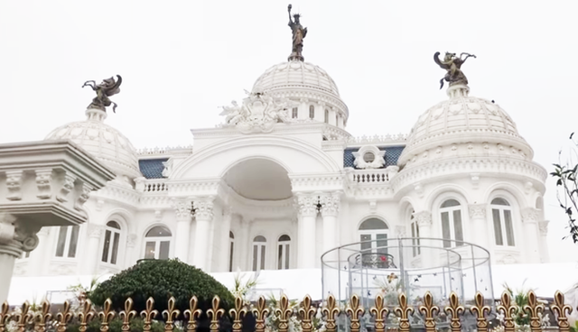 Với tổng chi phí lên tới 100 tỷ đồng, toà dinh thự thu hút sự chú ý của rất nhiều người bởi độ hoành tráng, nguy nga và kiến trúc độc đáo. Ảnh: Doanh nghiệp và tiếp thị
