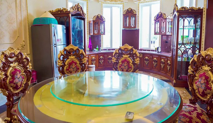 Nhà bếp có nhiều cửa sổ, lắp điều hòa âm trần và có thêm hệ thống hút khói. Ảnh: Vnexpress.