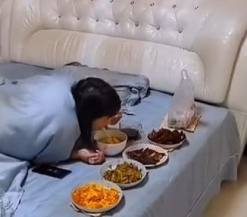 Chong bat luc thoi quen cua vo, du luan day song khi biet ly do